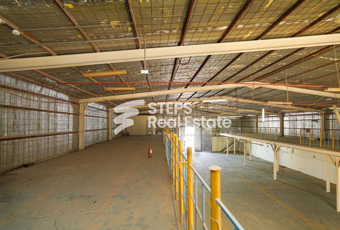 Carpentry with Mezzanine in Old Industrial Area - Warehouse in Industrial Area
