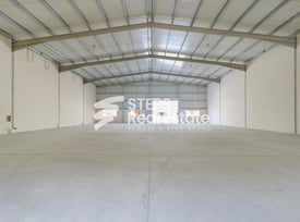 Warehouse with Open Yard in Birkat Al Awamer - Warehouse in East Industrial Street