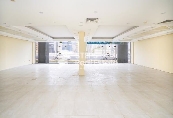 Showroom with Mezzanine in Ras Abu Abboud - ShowRoom in Muraikh Tower