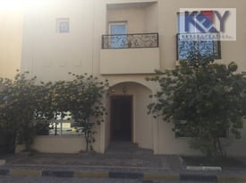 Compound villa 4 bed + backyard + balcony - Villa in Bu Hamour Street