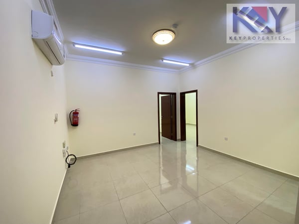 Compound villa 4 bedroom + backyard. - Villa in Umm Al Seneem Street