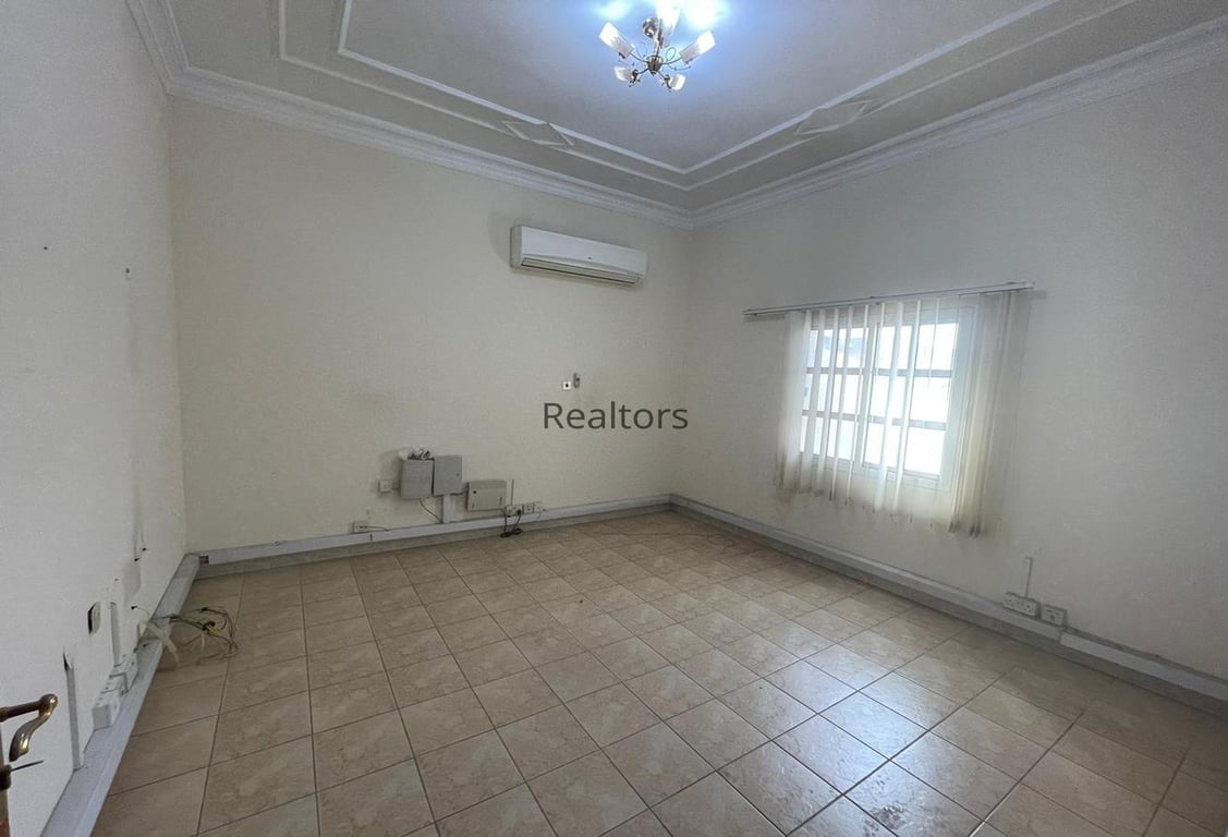 Lovely Service villa in Abu Hamour For Rent