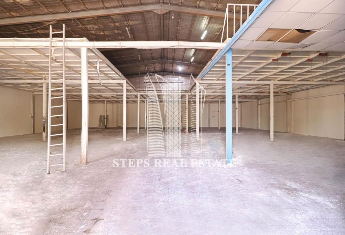 Store with Rooms for Rent in Industrial Area