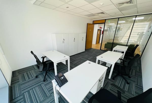 Office Space for 1 Person With Trade License - Office in Marina Tower 02