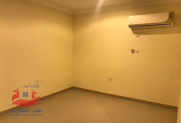 A room with a kitchen and a comprehensive bathroom - Studio Apartment in Al Kharaitiyat