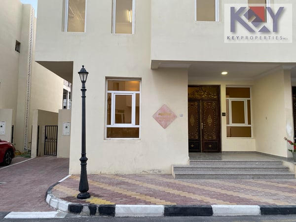 Compound villa 4 bedroom + backyard. - Villa in Umm Al Seneem Street