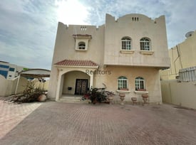 Lovely Service villa in Abu Hamour For Rent - Villa in Wholesale Market Street