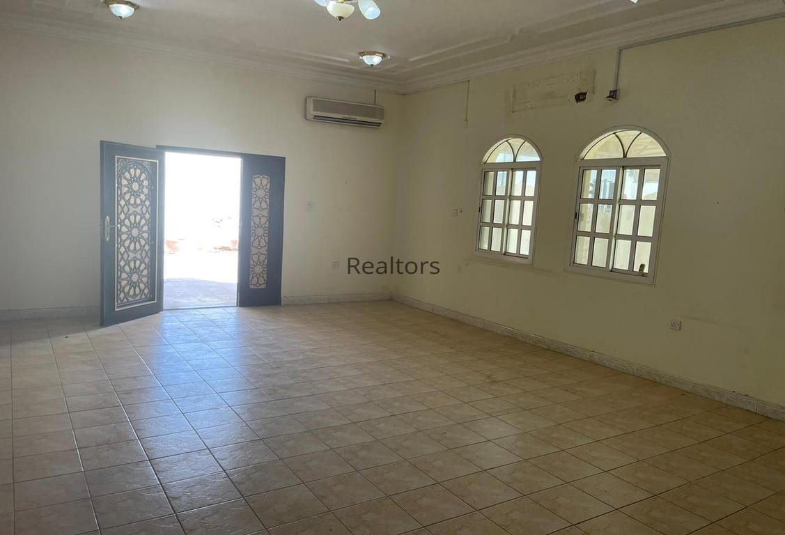 Lovely Service villa in Abu Hamour For Rent