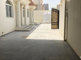 SERVICE OR ACCOMMODATION VILLA FOR RENT - Villa in Bu Hamour Street