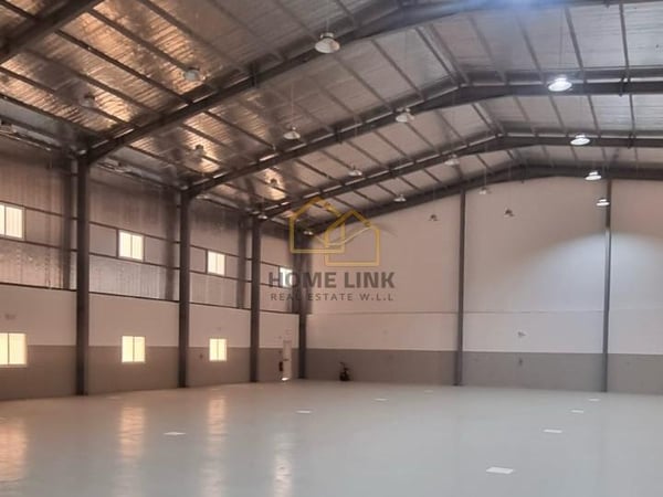 Store + Offices and Showroom  | Birkat Al Awamer - Warehouse in East Industrial Street