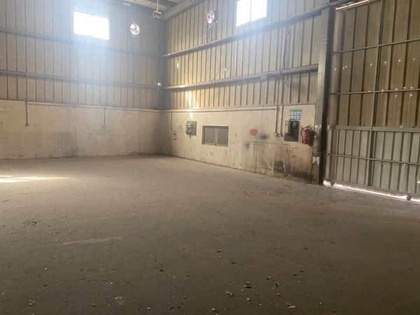 Warehouse and Showroom in Industrial Area - ShowRoom in Industrial Area