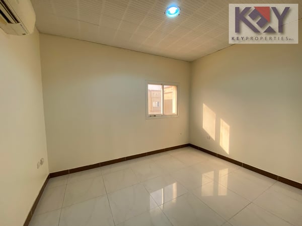 Compound villa 5 bed + front & back yard - Villa in Bu Hamour Street