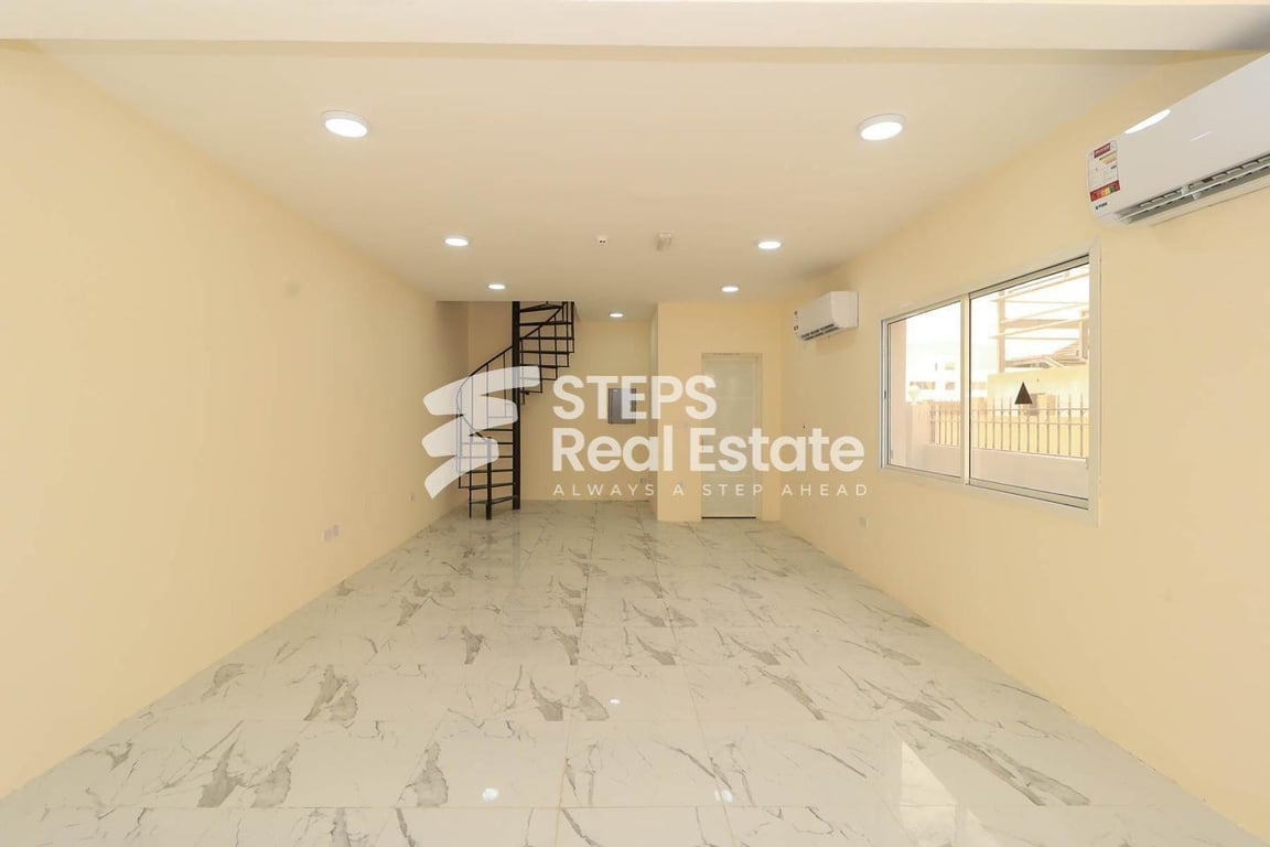 Warehouse with Rooms in Birkat Al Awamer - Warehouse in East Industrial Street