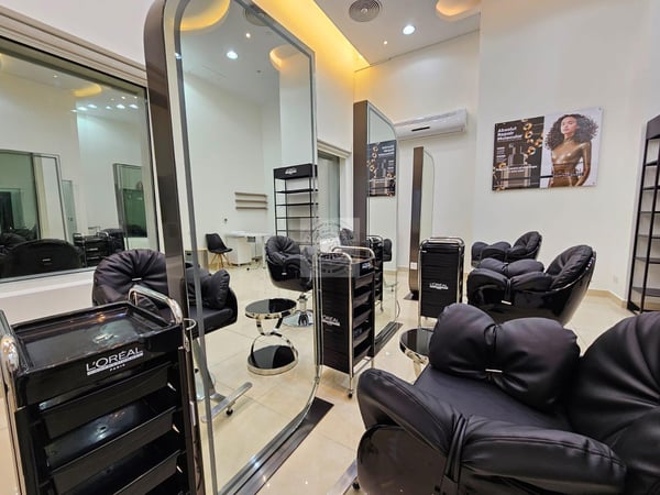 Salon for rent in a 5-star hotel in old Salata - Retail in Corniche Road