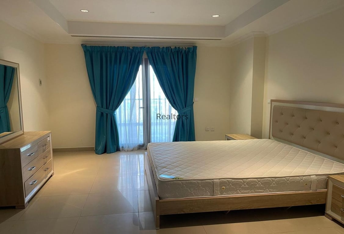 Contemporary Furnished 1 Bed Apart Porto Arabia - Apartment in West Porto Drive