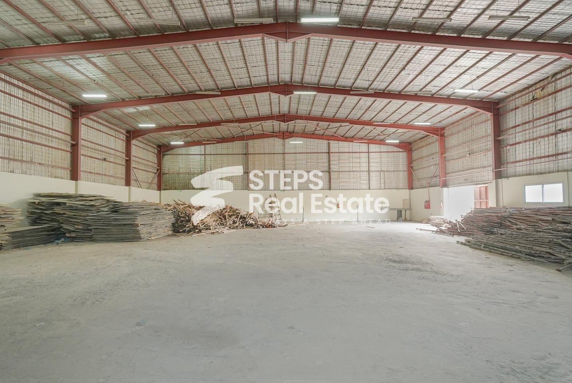 Warehouse with Spacious Yard in Industrial Area - Warehouse in Industrial Area