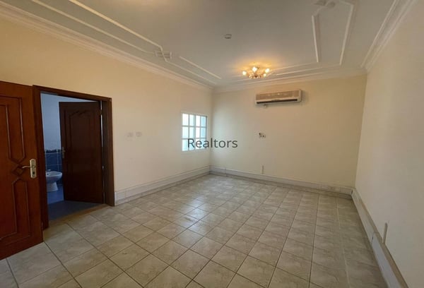 Lovely Service villa in Abu Hamour For Rent - Villa in Wholesale Market Street