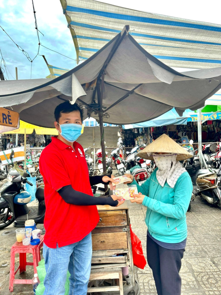 Voucher-ưu-đãi-được-trao-tận-tay-cho-khách hàng