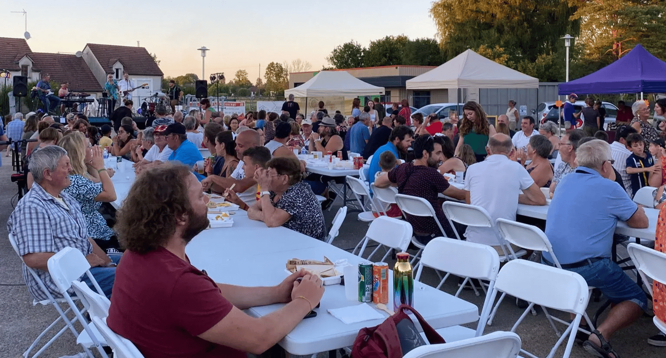 Marché Des tables pleines.
Des conversations animées.
Des générations réunies.
