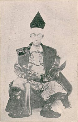 擔任京都受護職時的松平容保。他身穿的衣服是孝明天皇賜予他的「緋色御衣」改做的「陣羽織」