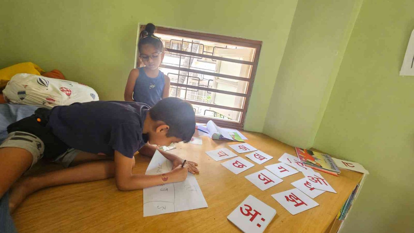 Self-motivated bunch learning to write in Hindi