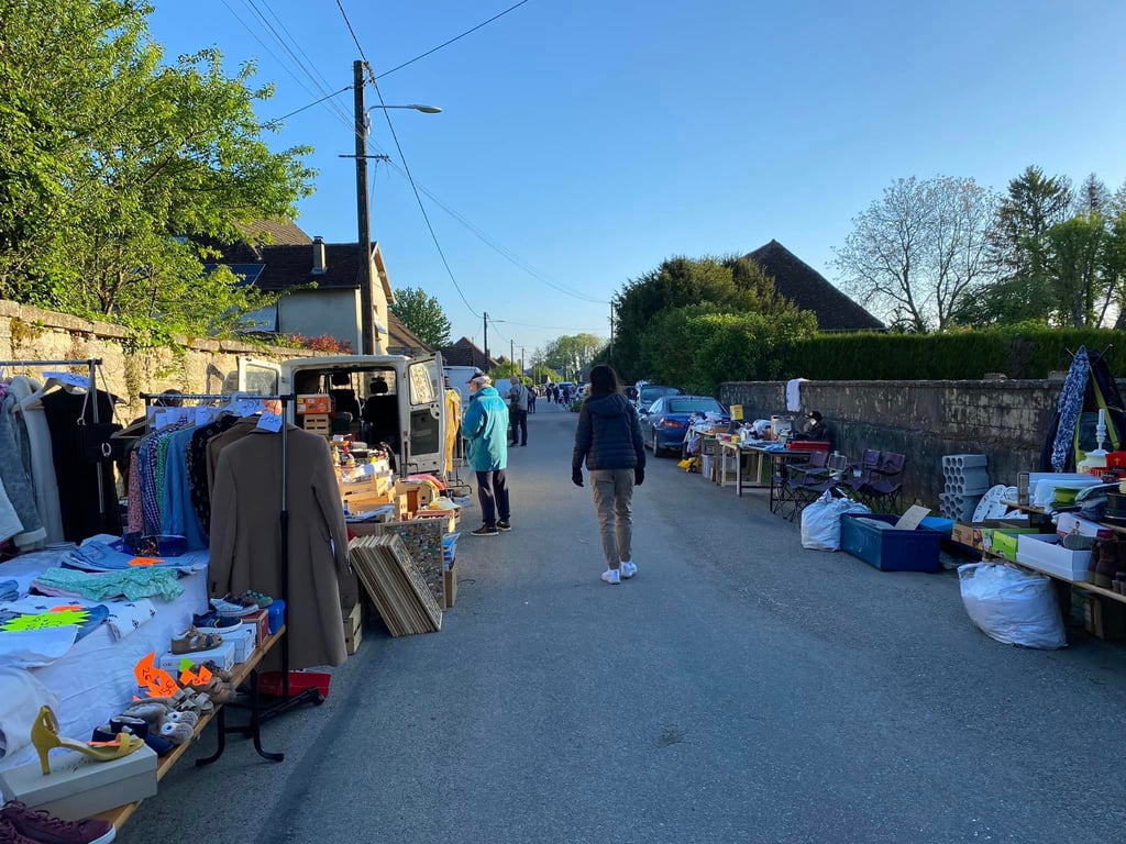 Vide grenier de Ounans : décor parfait pour flâner, chiner… et se régaler.