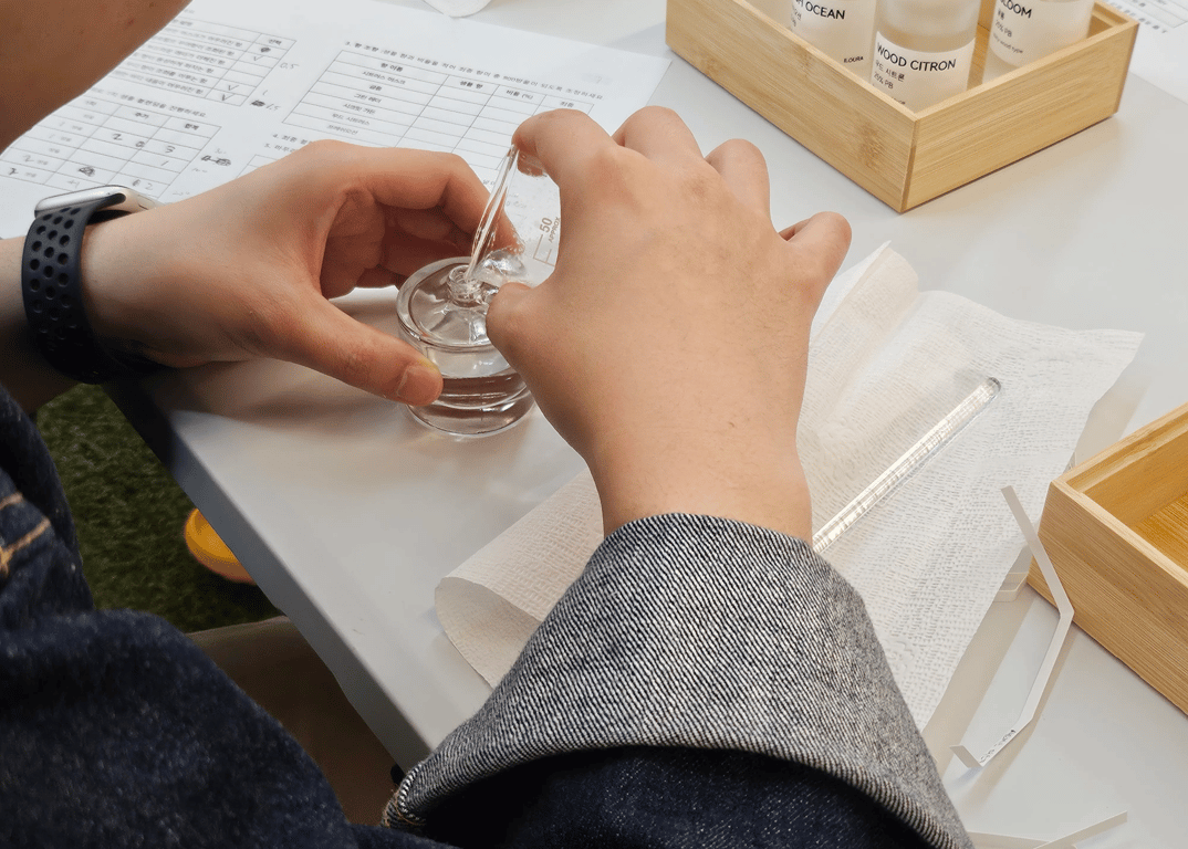 오행 아로마를 아시나요? 향기는 취향을 넘어서 당신에게 꼭 필요한 보완과 추진력을 담고 있습니다. 나를 더욱 빛나게 만들어 줄 단 하나의 향기를 알아보세요.