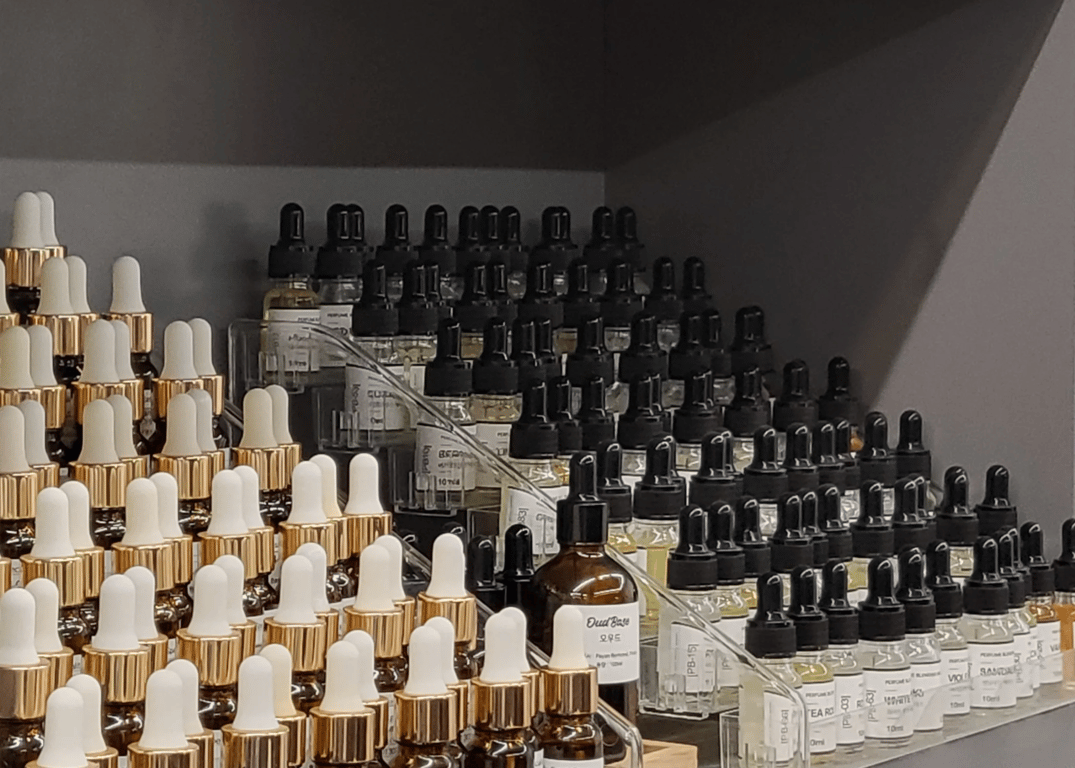 이로우라 아카데미는 아로마 테라피와 조향 혜술을 융합한 교육을 제공합니다. 즉시 전문성을 북돋아 줄 빠른 코스부터 누구도 따라 올 수 없는 깊이를 담은 심화과정까지 준비되어 있습니다.