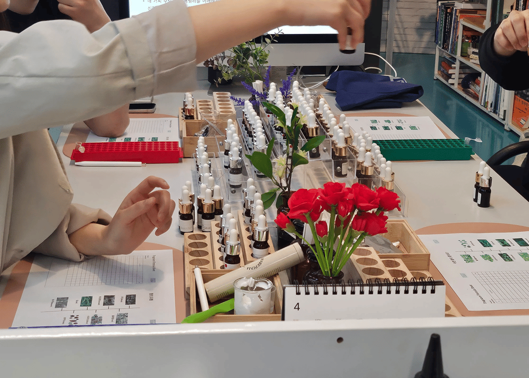 지친 업무에 상쾌한 재충전이 필요한가요? 이로우라 아카데미의 조향 클래스 아로마 테라피 수업이 딱 입니다.