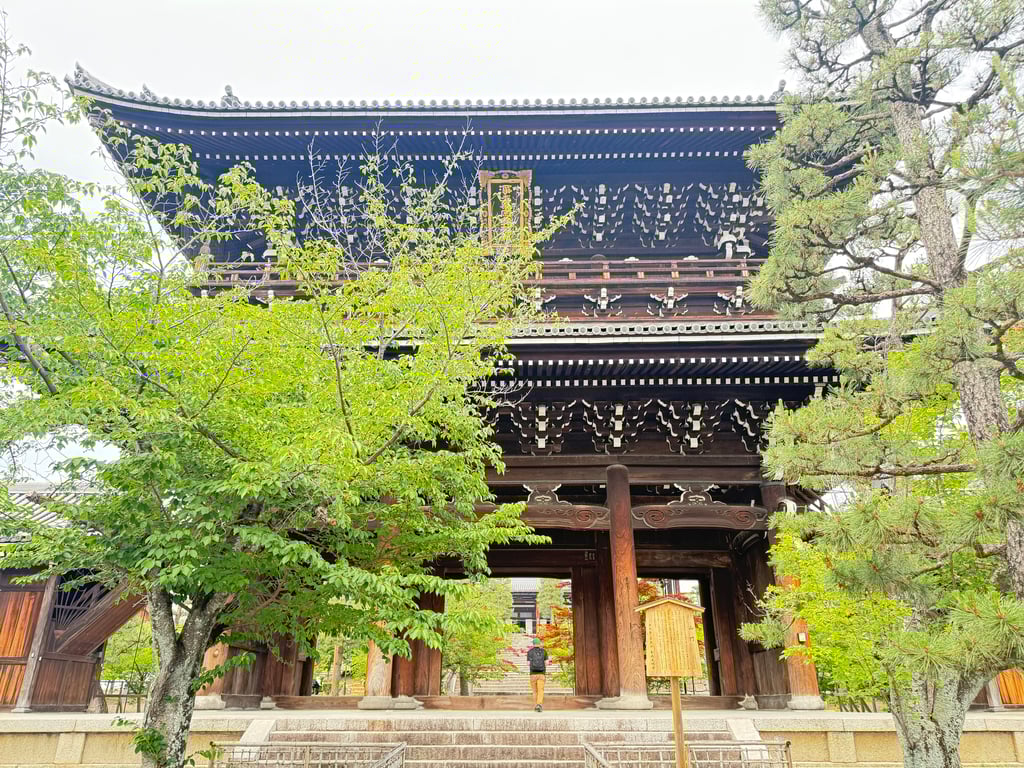 金戒光明寺 山門。最初於1336年至1345年間由本寺第九代住持定玄上人主持興建。後來在日本室町時代的應仁之亂（1467–1477年）中被戰火焚毀。如今的山門是於1828年依照幕府命令重建落成的。
