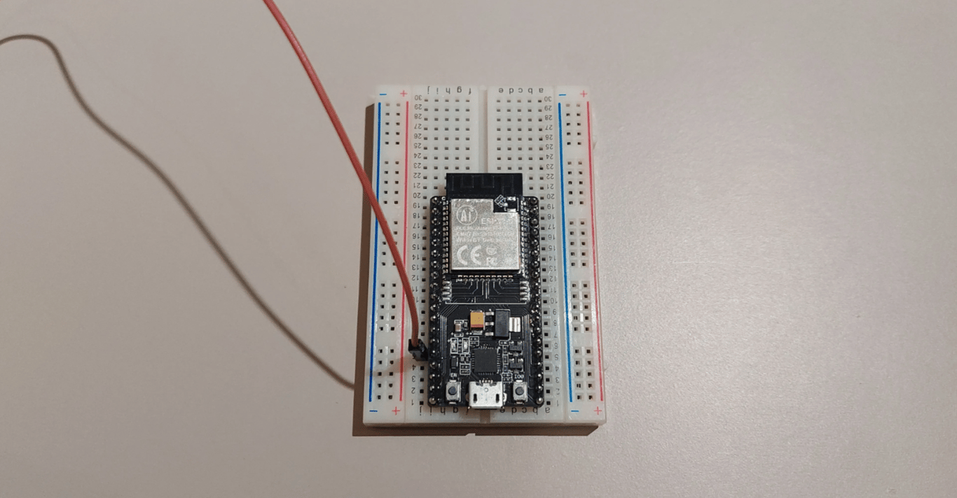 將板子接上麵包板後，左右會個空一排可以接線，以這張圖為例，我目前就是接在對應上圖引腳分布的 TOUCH4