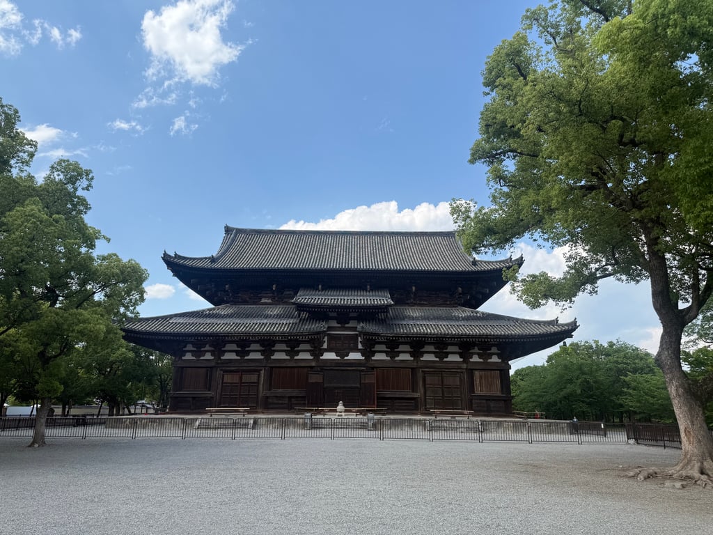 東寺 金堂。初代建築在 1486 年被燒毀。現存建築是 豐臣秀賴在 1603 年重建。
