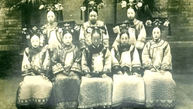 前中是慈禧太后。慈禧太后的左側是土倉政子