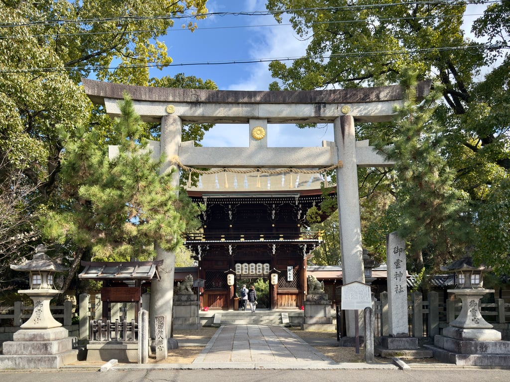 神社門口鳥居有皇室菊花紋章