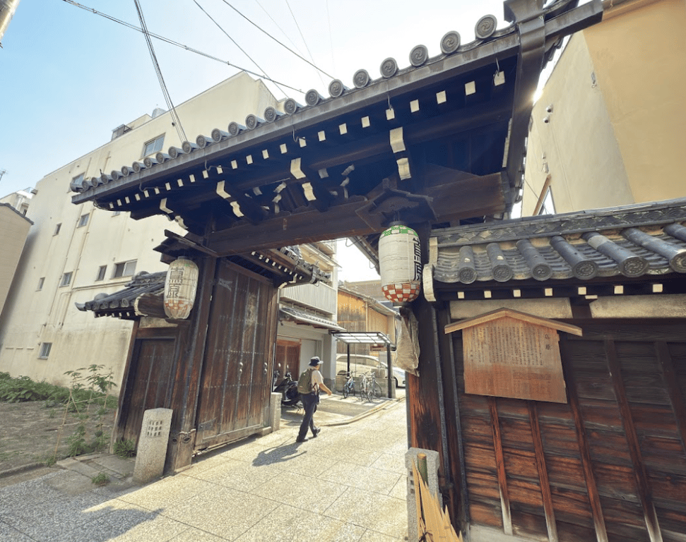 由東往西進入島原大門