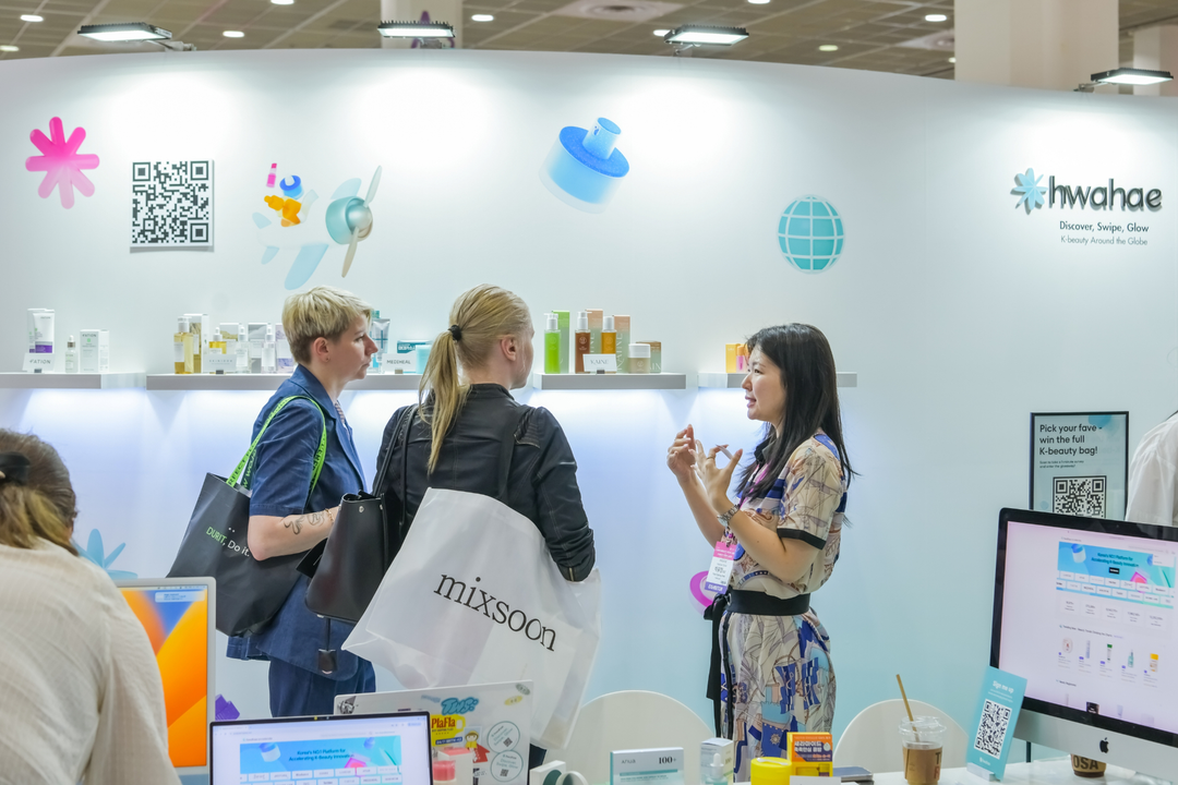 글로벌 바이어 및 크리에이터들에게 화해와 화해 어워드 수상 제품들을 소개 중인 모습