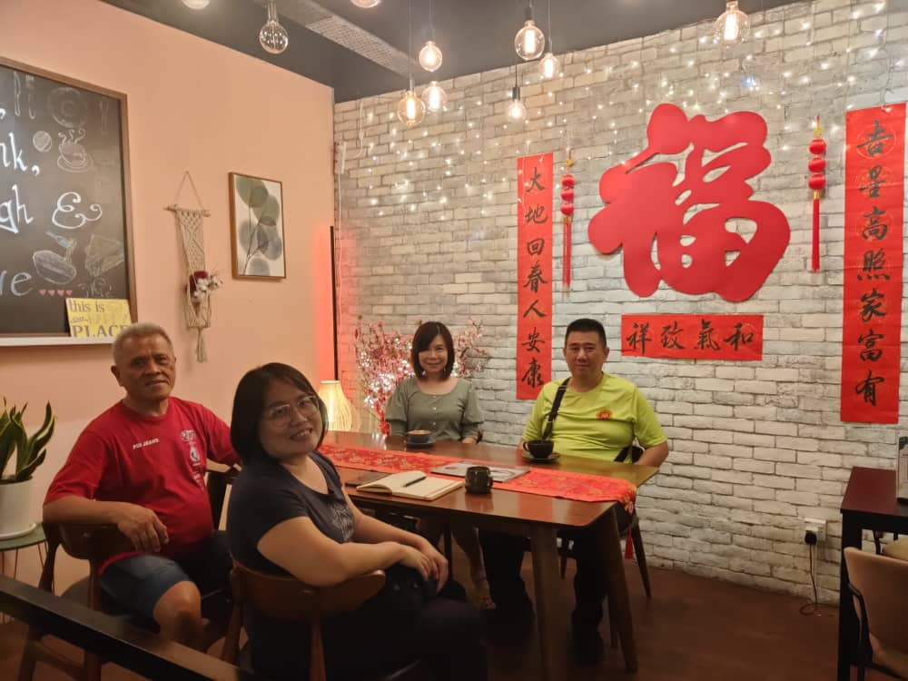 今年2月接受Calibre杂志编辑采访时合影。Photo with the Calibre magazine editor in February 2024.