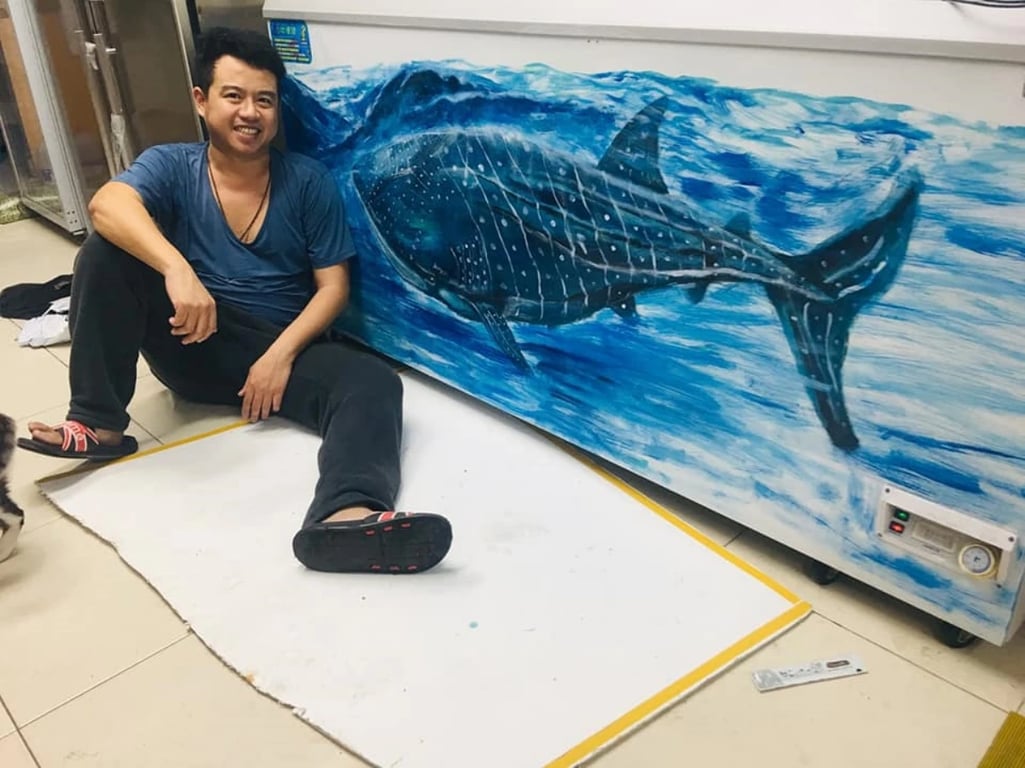 綠島藝術家陳閎琦自家冰店畫鯨鯊，呼籲尊重海洋文化