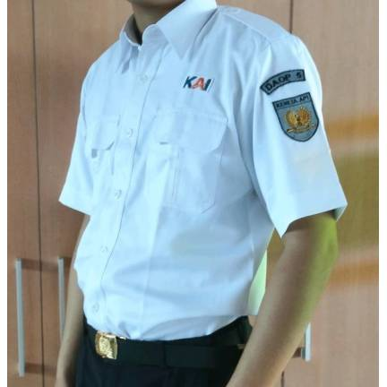 sebuah seragam dinas dari PT KAI yang disebut R6, ini R6 putih yang biasanya digunakan oleh masinis