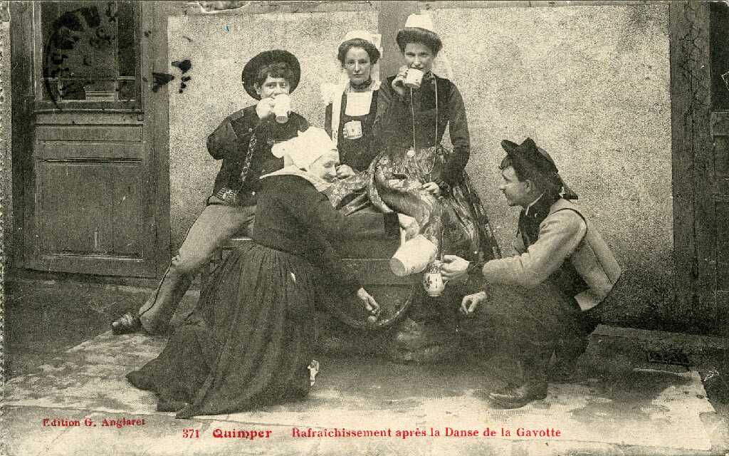 Photo de bretons se rafraichissant autour d’un tonneau de cidre