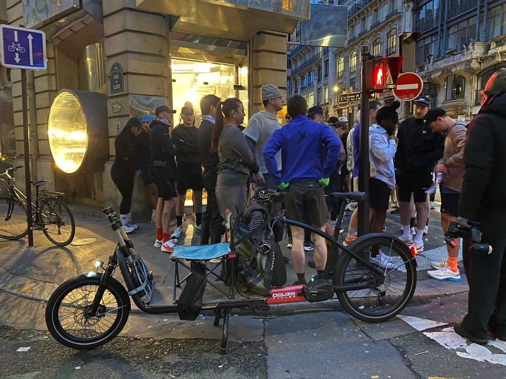 Le vélo-cargo Douze-Cycles, prêt à partir pour suivre de près le run dans Paris.