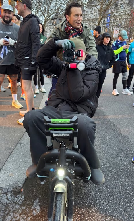 Liam, qui photographie le vidéaste installé sur le second vélo-cargo.