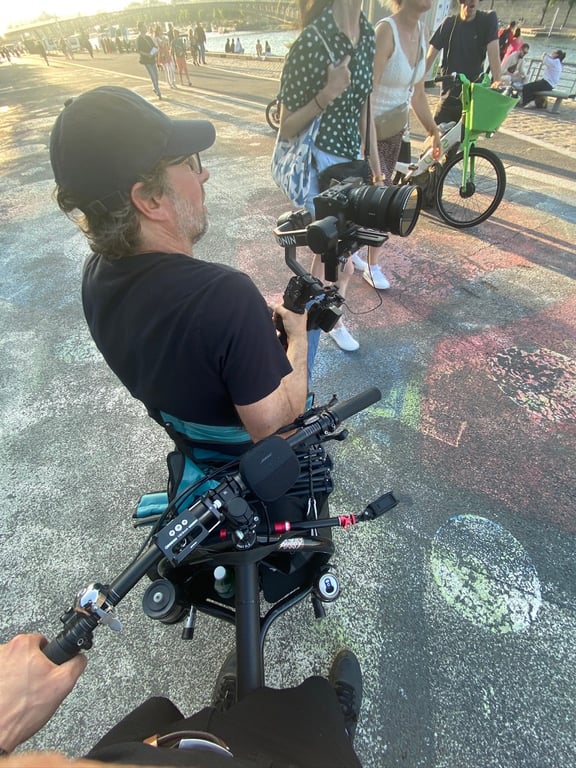 Vincent Manniez qui fini les derniers réglages de la caméra avant de se lancer sur les quais de Seine.