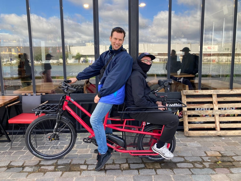 Jean-Baptiste et moi-même - Prêts à suivre les coureurs.