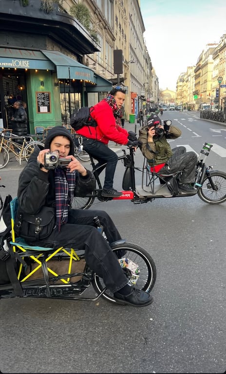 Au premier plan, au second plan Liam entrain de photographier un groupe de coureurs.