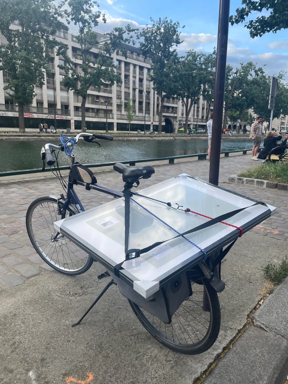 Cadre posé sur le porte bagage arrière d’un vélo.