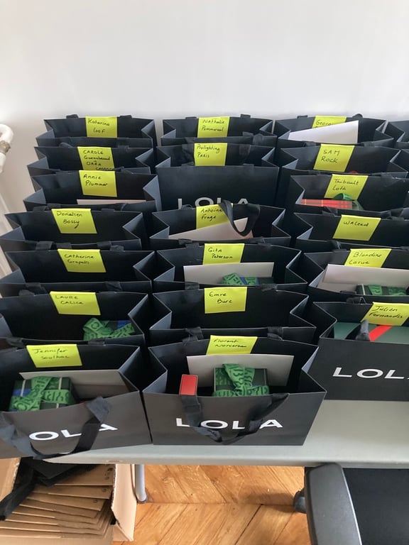 Les cadeaux de Noël prêts à être livrés aux quatre coins de Paris.