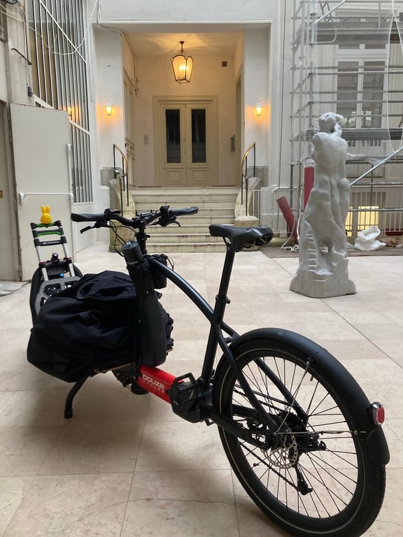 Hall d’un immeuble privé où je stationne momentanément mon vélo-cargo.