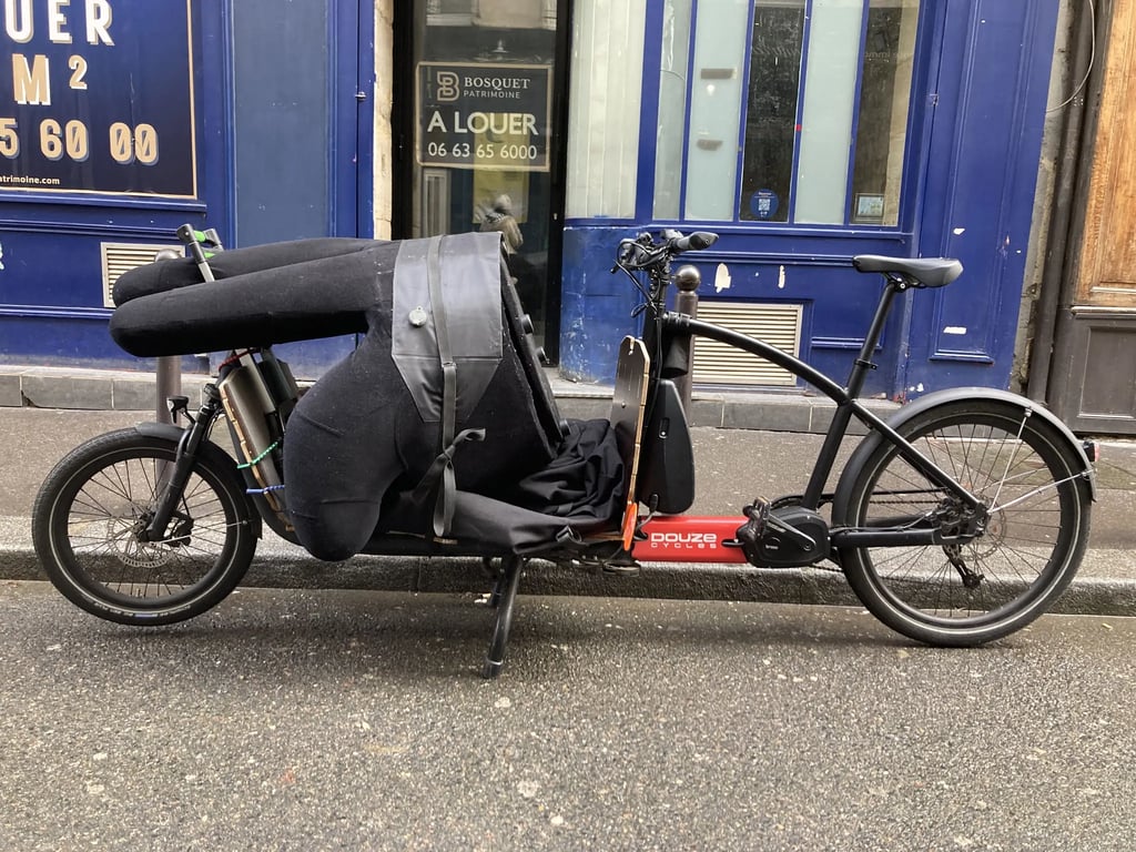 Livraison d’un sofa une place, dans le quartier du Marais.