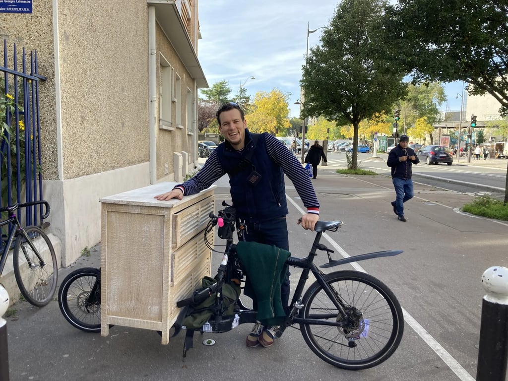 Commode trois tiroirs vers Portes de Vanves, posée sur un vélo Bullitt.